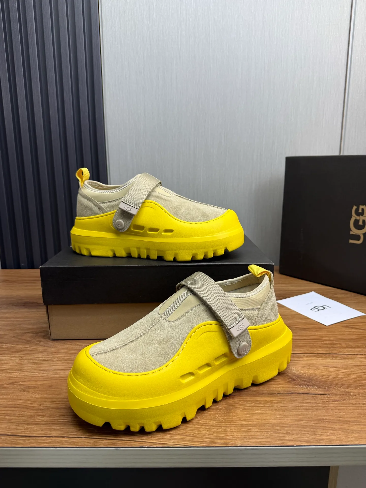 Men's shoes💰580💰Couples💖 New UGG fur integrated men's simple and fashionable snow boots. The most worth buying at the end of this year are warm casual shoes. Whether you are out and about at home, their comfortable and warm performance will be your most suitable fashion companion! The material is cowhide upper and imported wool is used inside. Warm and comfortable! The eva+ rubber patch outsole is cushioned, non-slip and wear-resistant, and has good elasticity. It is light and wear-resistant, comfortable and soft, and the new simple cut is more fashionable. It has both practicality and fashion sense, so you no longer have to worry about how to match it in winter, while still maintaining your fashionable taste. High-quality genuine wool. Look at the details for the material! Size: 35-40-41-42-43-44-44 sneaker size